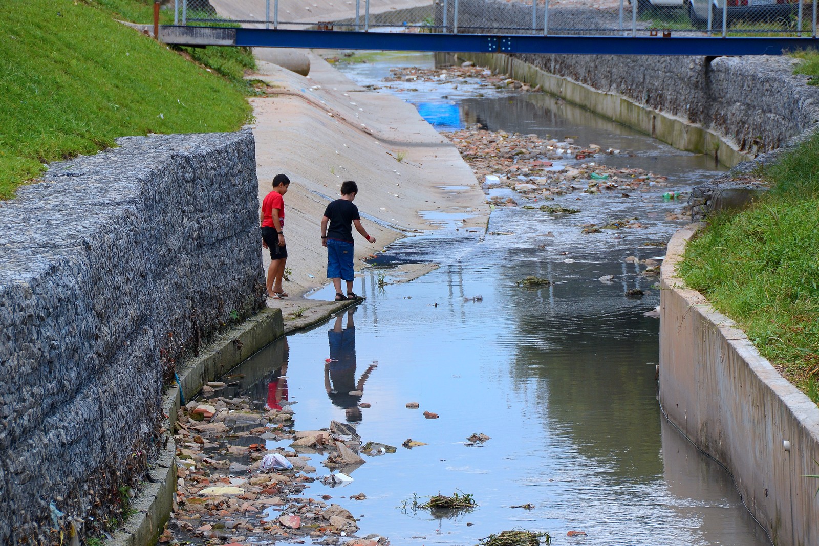 Imagem de 2011 mostra crianças da comunidade São Nicolau, em São Paulo, em área onde esgoto passava a céu aberto. Área sofria com a ausência da coleta e tratamento de esgotos (Foto: Divulgação/Instituto Trata Brasil)