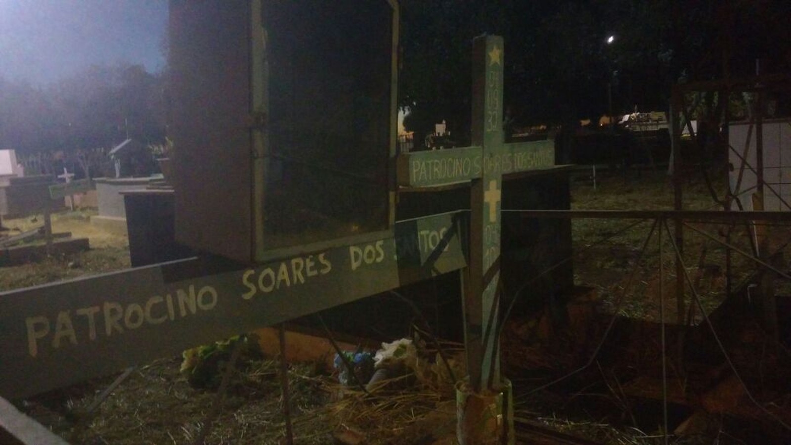 Corpo do vigia foi enterrado na mesma cova do pai (Foto: Juliana Peixoto/G1)