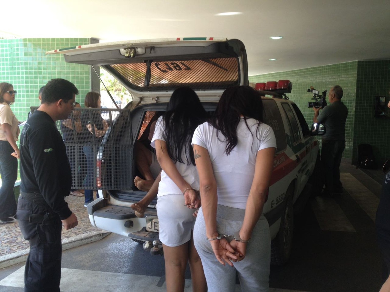 Travestis suspeitas de liderar organização no DF que fazia tráfico interestadual de pessoas (Foto: Bianca Marinho/G1)