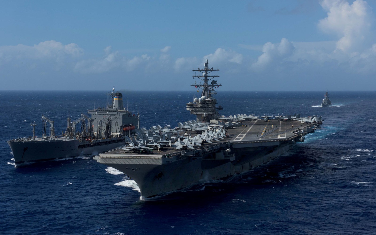O USS Ronald Reagan (direita) é visto durante operação de reabastecimento no mar nas águas ao redor de Okinawa, sudoeste da península coreana, em foto de 9 de outubro (Foto: U.S. Navy/Mass Communication Specialist 2nd Class Kenneth Abbate/via Reuters)
