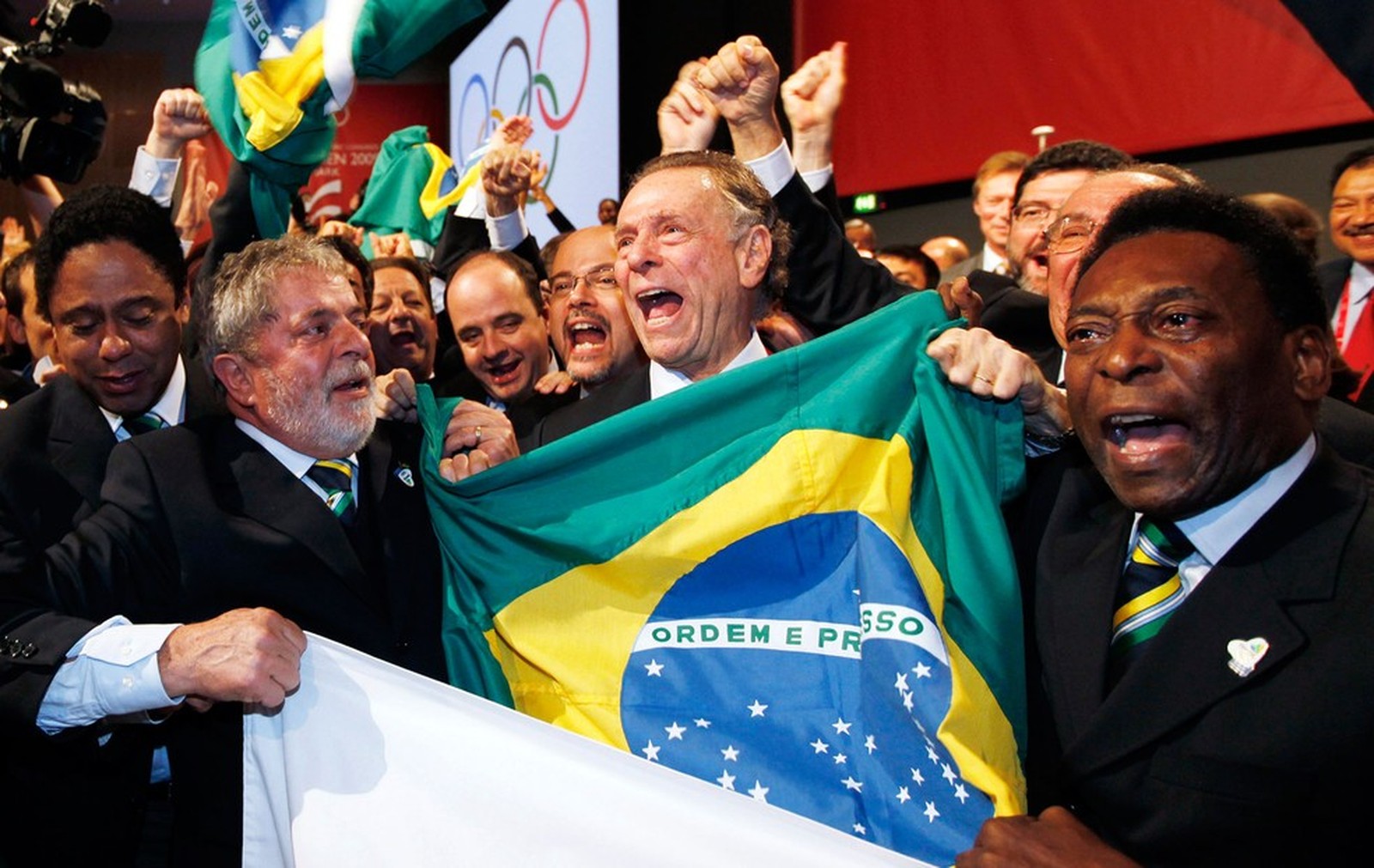 Presidente Lula, presidente do Comitê Rio 2016 Carlos Arthur Nuzman e Pelé vibram com a vitória do Rio (Foto: AFP)