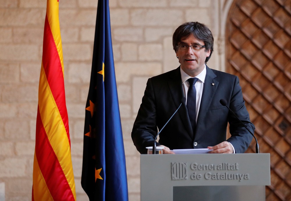 O então presidente regional catalão, Carles Puigdemont, fala à imprensa no dia 26 (Foto: Yves Herman/Reuters)