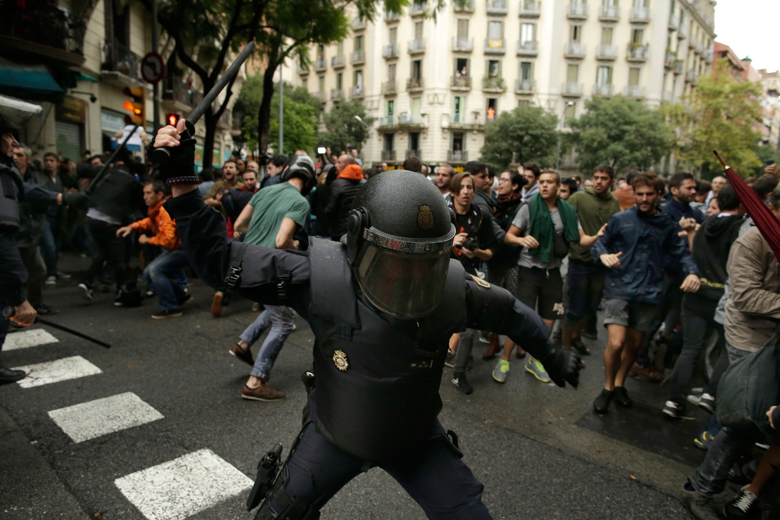 Polícia espanhola tenta impedir votação em Barcelona de referendo para decidir sobre independência da Catalunha (Foto: Manu Fernandez/AP)