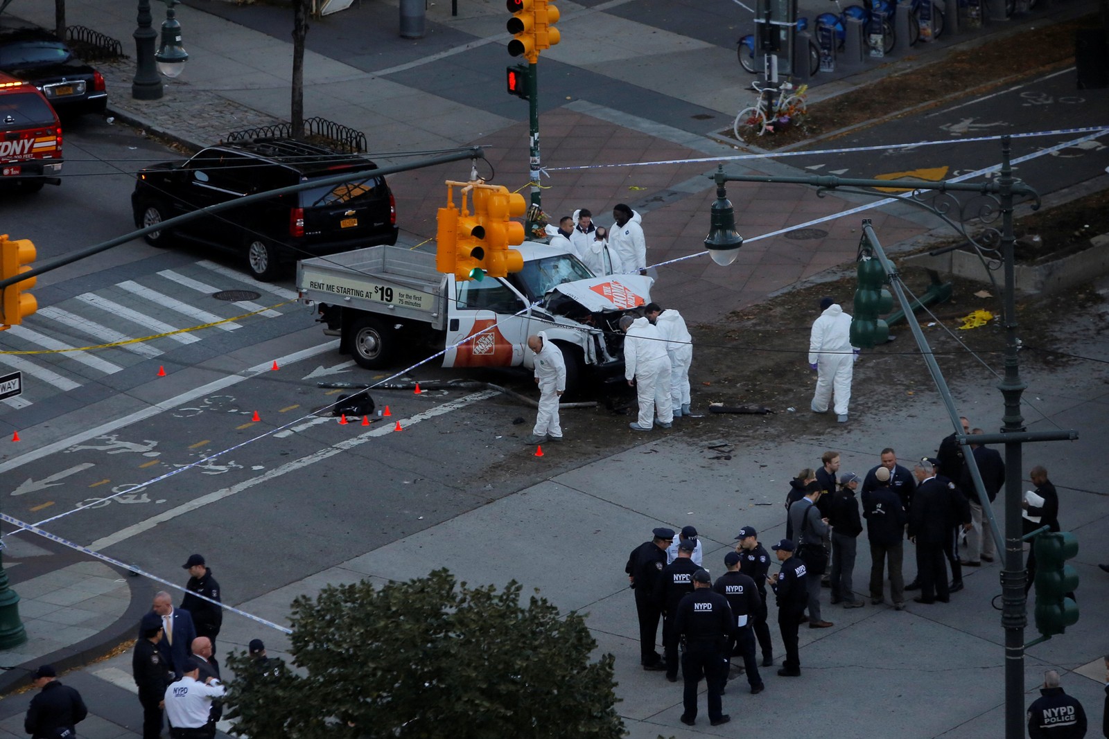 Policiais trabalham em local onde ocorreu ataque nesta terça-feira (31) em Nova York (Foto: Andrew Kelly/Reuters)