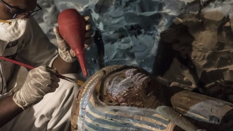 Tumba de 3,5 mil anos contendo múmias e sarcófagos é descoberta no Egito