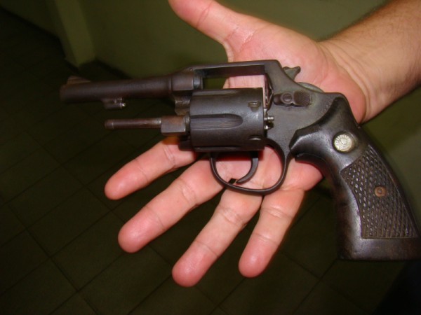Homem é preso com arma de fogo e munição de fuzil em loja de reggae em Aracaju