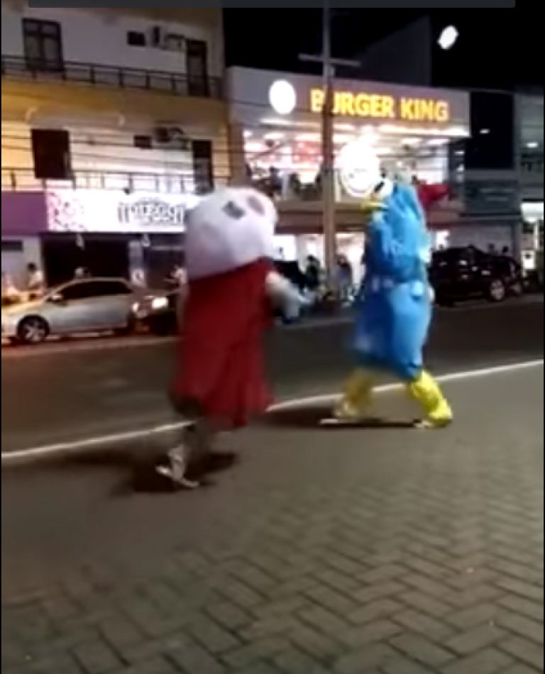 VÍDEO: Peppa Pig e Galinha Pintadinha brigam no meio da rua
