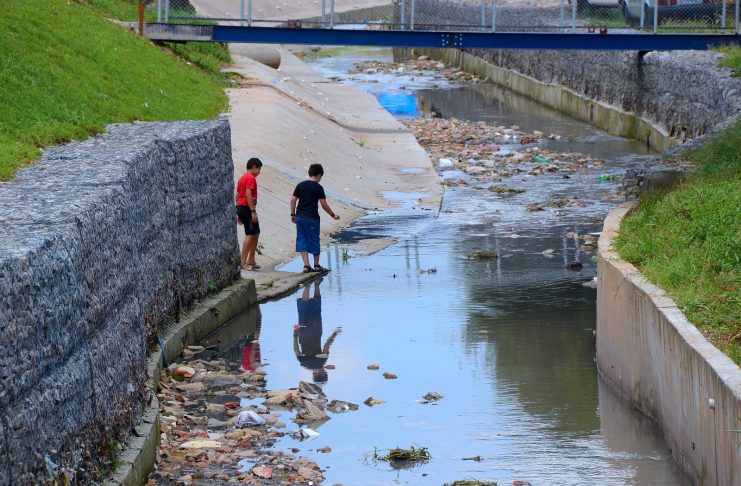 Imagem de 2011 mostra crianças da comunidade São Nicolau, em São Paulo, em área onde esgoto passava a céu aberto. Área sofria com a ausência da coleta e tratamento de esgotos (Foto: Divulgação/Instituto Trata Brasil)