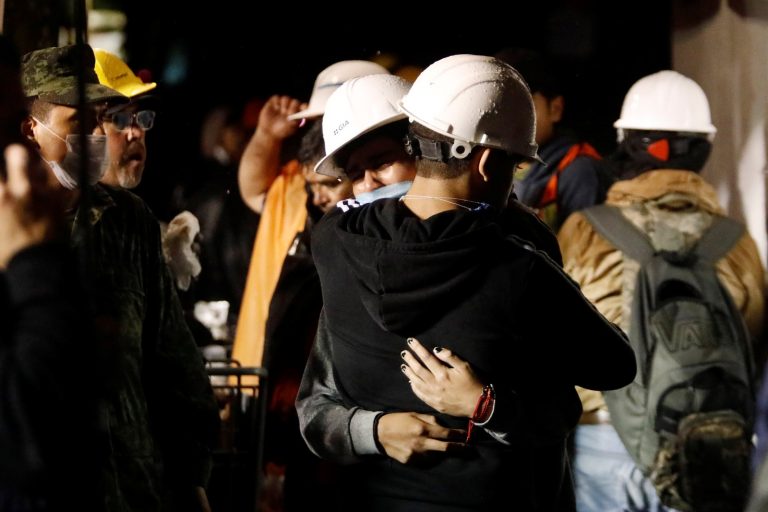Equipes de resgate localizam menina com vida sob escombros de escola no México