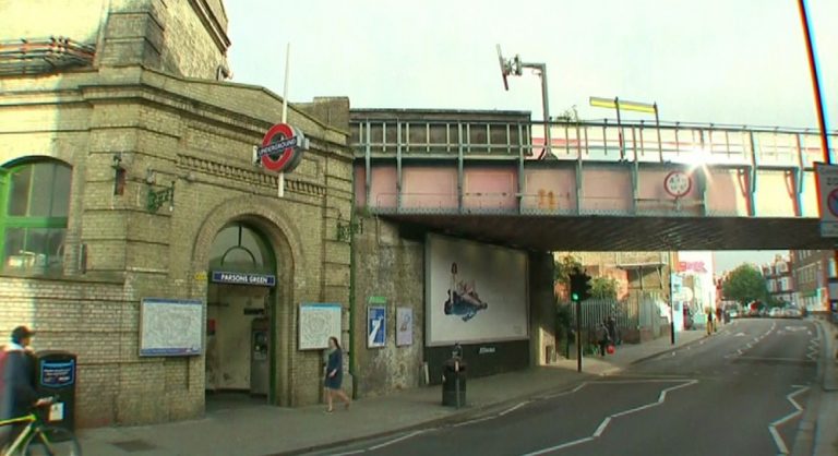 Suspeito de ataque a metrô em Londres é detido; estação é reaberta