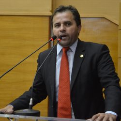 Jairo ironiza candidatura de Rogério e cobra combate à violência no sertão