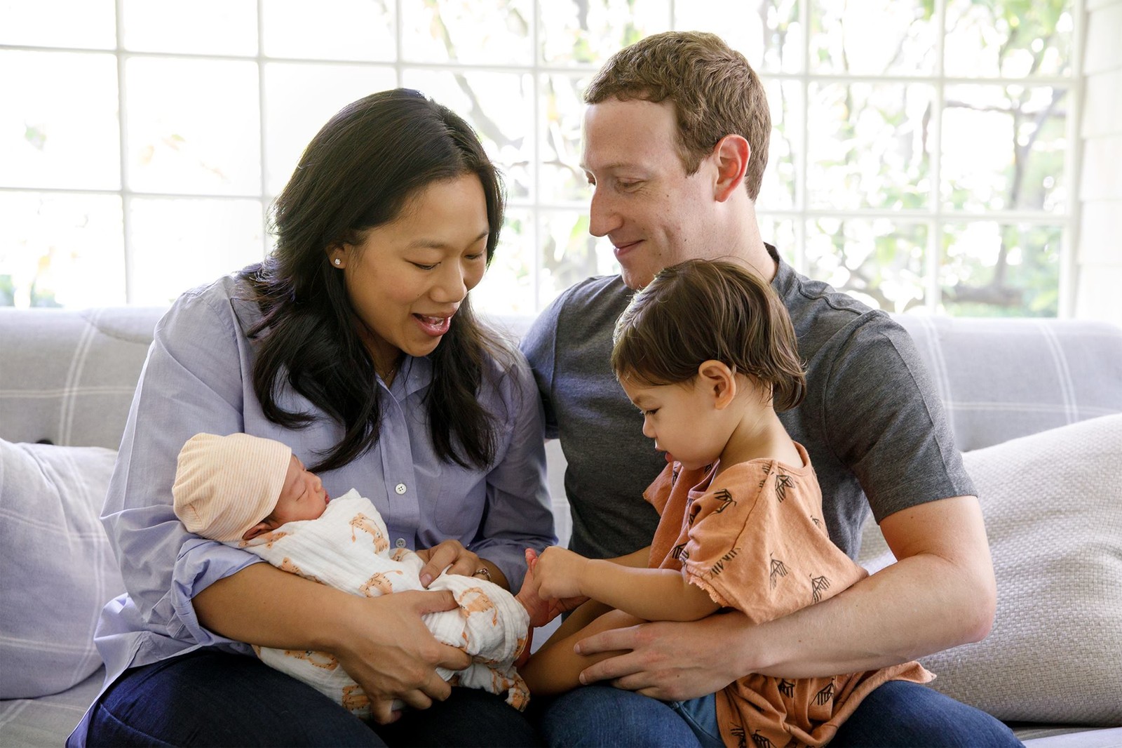 Pricilla Chan, Mark Zuckerberg e as filhas Max e a recém nascida August. (Foto: Divulgação/Mark Zuckerberg)