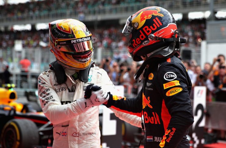 GP da Malásia começa com tudo e Verstappen ultrapassa Hamilton