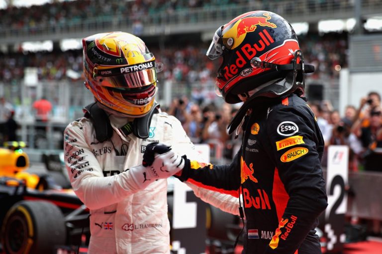 Superado por Max na Malásia, Hamilton diz que Mercedes tem “trabalho a fazer”; Veja melhores momentos