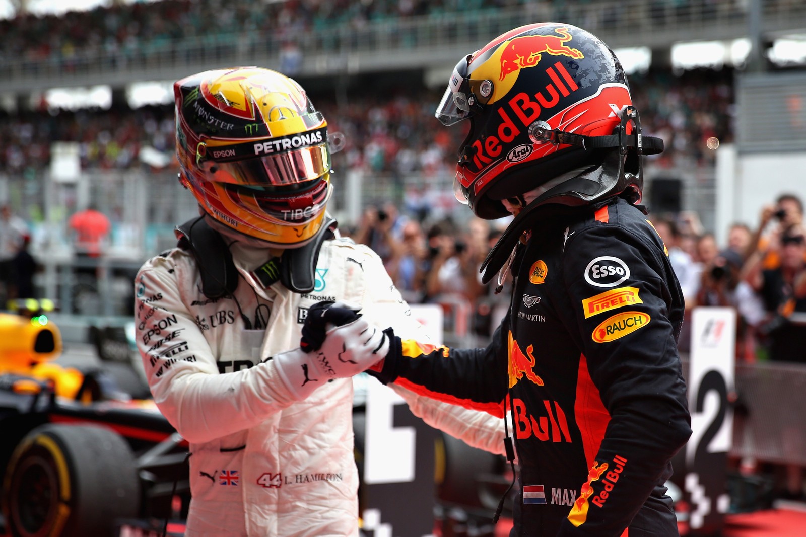 GP da Malásia começa com tudo e Verstappen ultrapassa Hamilton