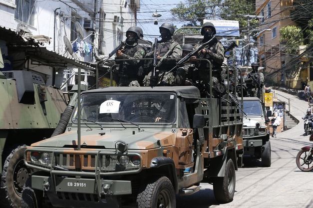 Polícia e Forças Armadas fazem grande operação em comunidades do Rio