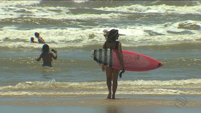 Mulheres criam grupo de surfe que explode em Aracaju