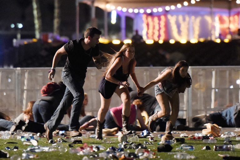 Maior ataque a tiros da história dos EUA mata 58 e deixa mais de 500 feridos em Las Vegas