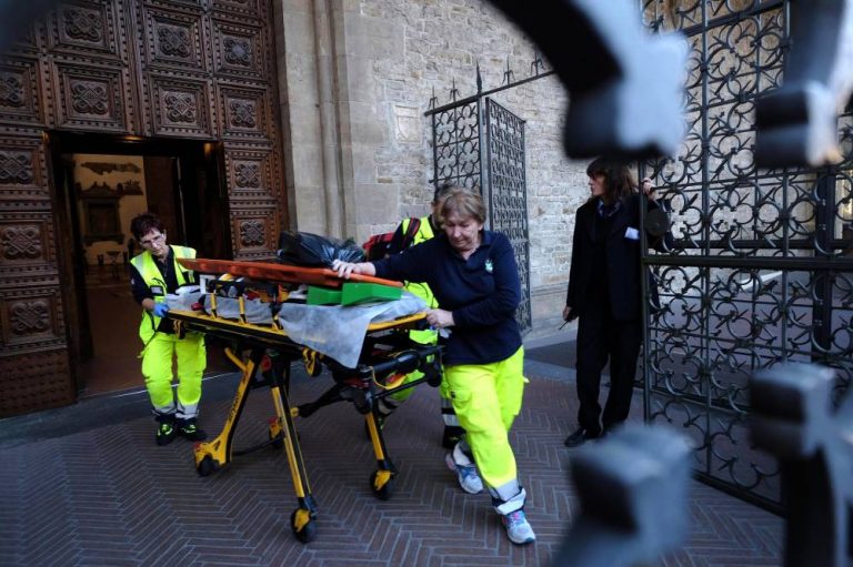 Turista morre em Florença atingido por pedaço de teto de igreja