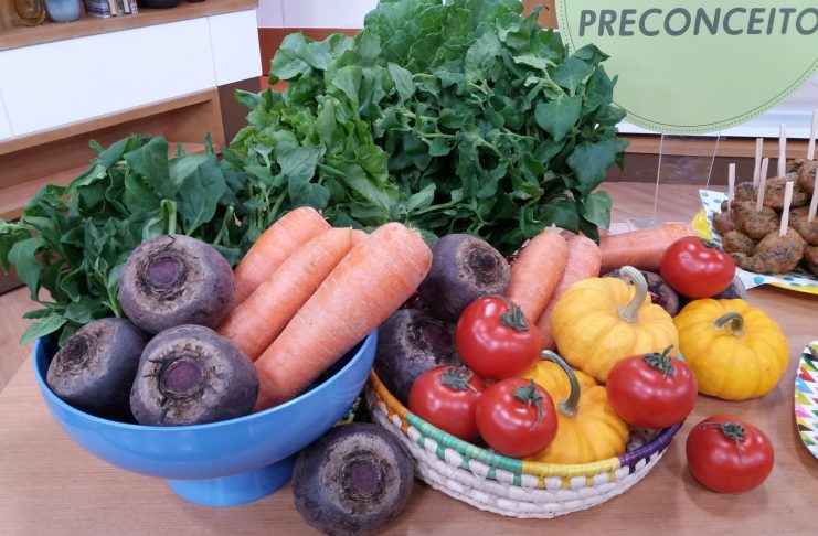 Alimentação saudável: crianças devem ter contato com frutas e vegetais desde a introdução alimentar
