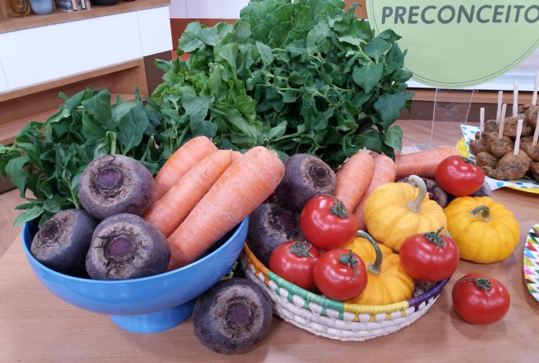 Alimentação saudável: crianças devem ter contato com frutas e vegetais desde a introdução alimentar