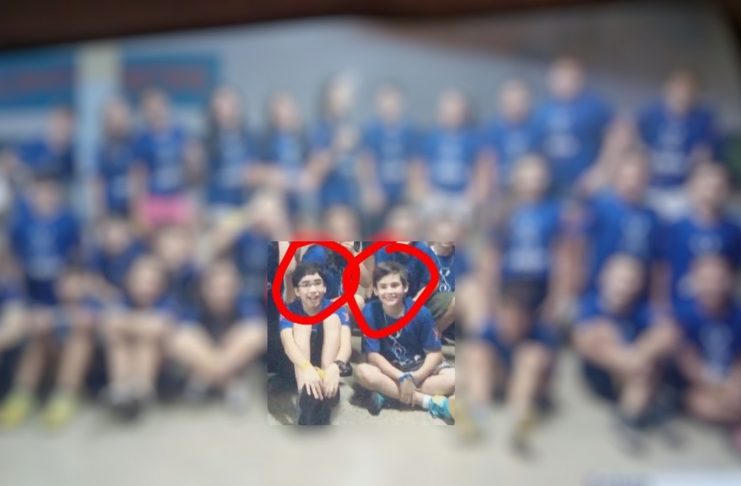 Estudantes mortos em ataque dentro de escola aparecem em centro de foto da turma (Foto: Arquivo Pessoal)