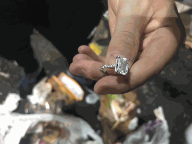 Casal consegue recuperar anel de diamante jogado acidentalmente no lixo em NY