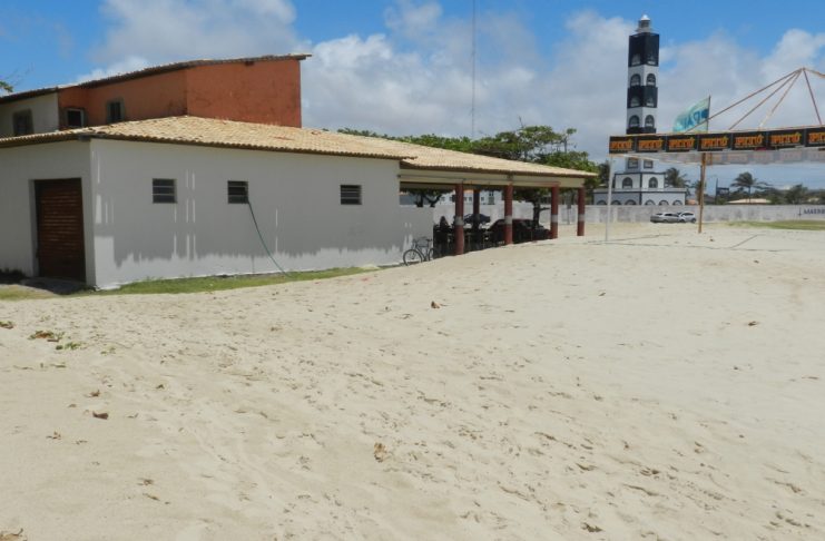 Areia avança sobre os bares (Fotos: Portal Infonet)