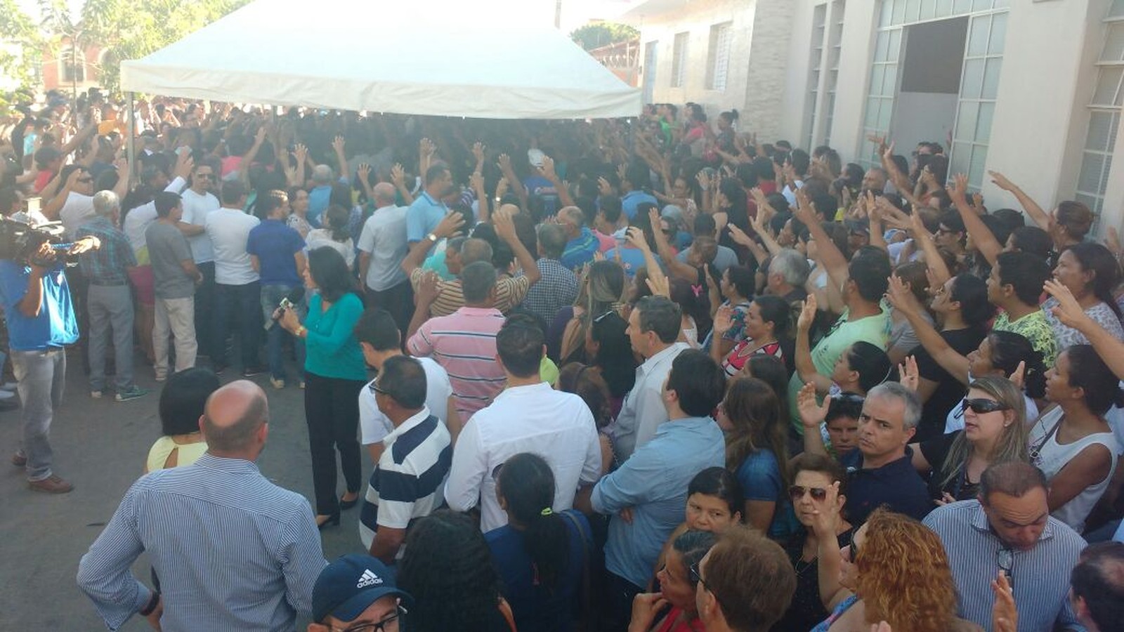 Multidão acompanhou o corteja de Helley Batista (Foto: Juliana Peixoto/G1)