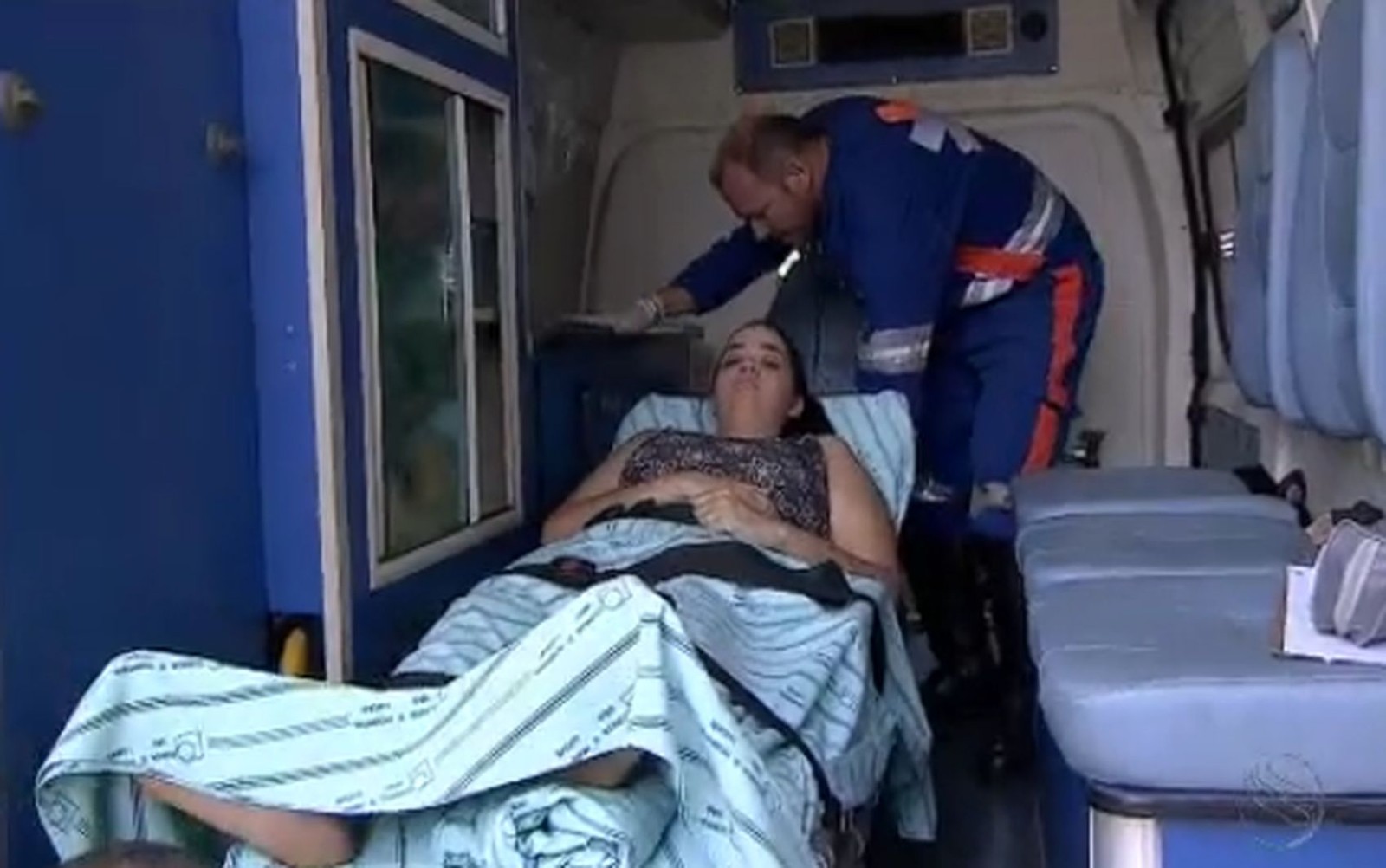Joanny deixou o hospital em uma ambulância que vai leva-la para a cidade de Estância (Foto: TV Sergipe)