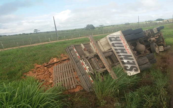 Motorista dorme ao volante e caminhão tomba em rodovia de Tobias Barreto