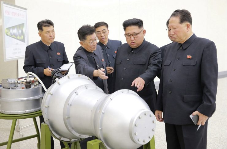 Cientistas norte-coreanos ao lado do ditador Kim Jong-un em foto divulgada em 3 de setembro (Foto: KCNA via Reuters)