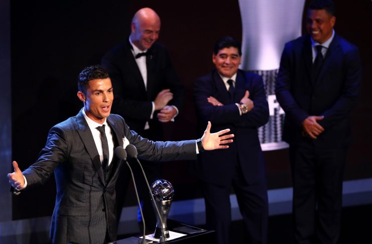 Craque português recebe o prêmio Fifa The Best em Londres (Foto: Getty Images)