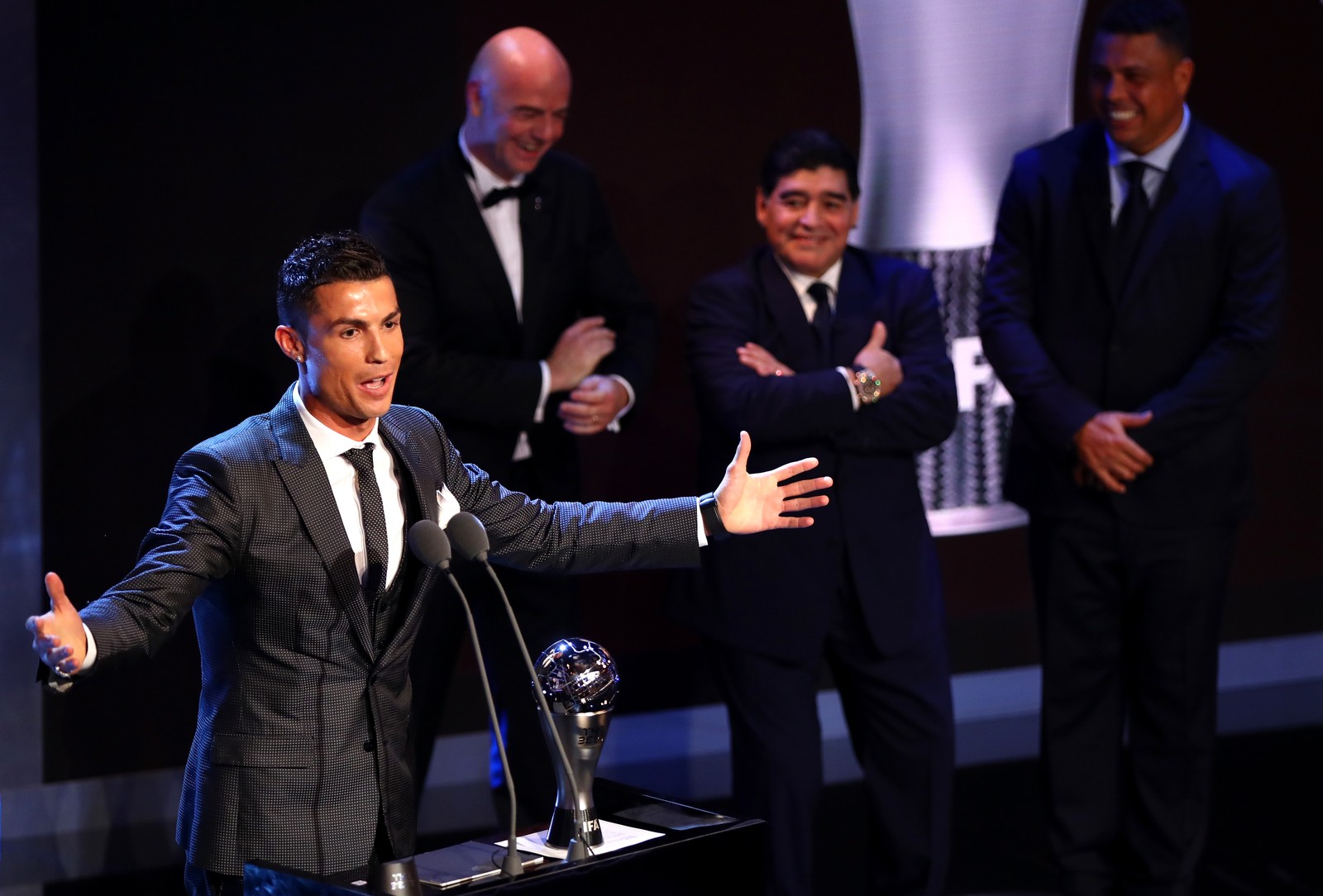 Craque português recebe o prêmio Fifa The Best em Londres (Foto: Getty Images)