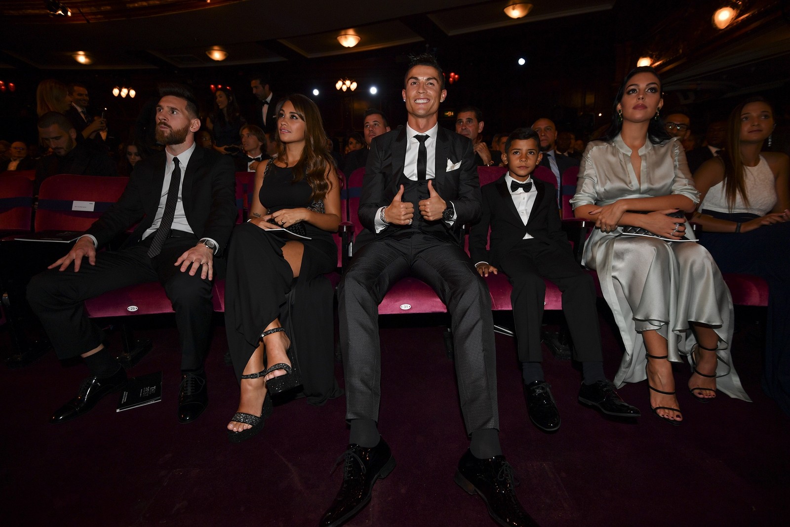 Lionel Messi e Cristiano Ronaldo na cerimônia do Fifa The Best (Foto: AFP)