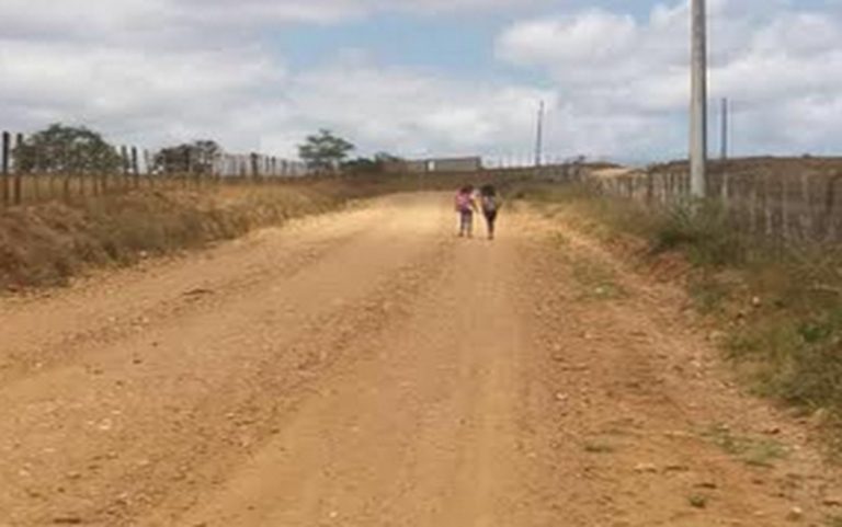 Moradores de Guararu denunciam falta de transporte escolar e de merenda no município