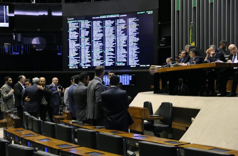 Deputados votam pelo arquivamento da denúncia contra o presidente Temer. Veja como votaram os sergipanos