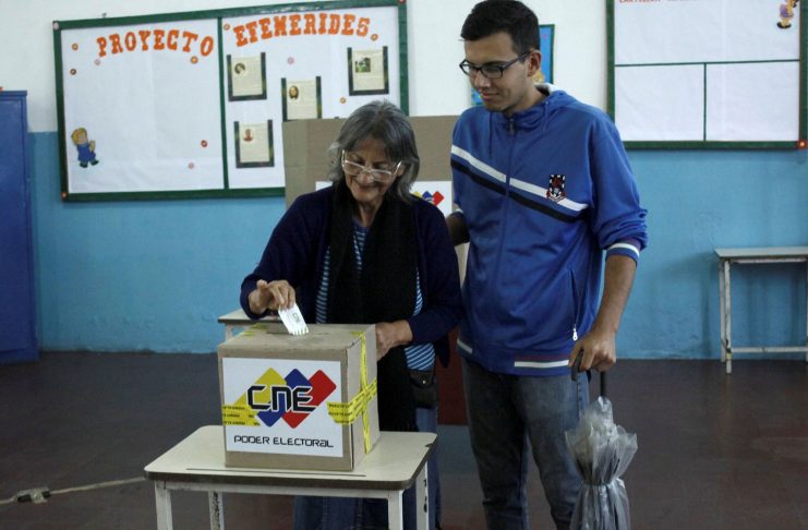 Eleitora vota durante eleição para governador em Rubio, na Venezuela, no domingo (15) (Foto: Carlos Eduardo Ramirez / Reuters)