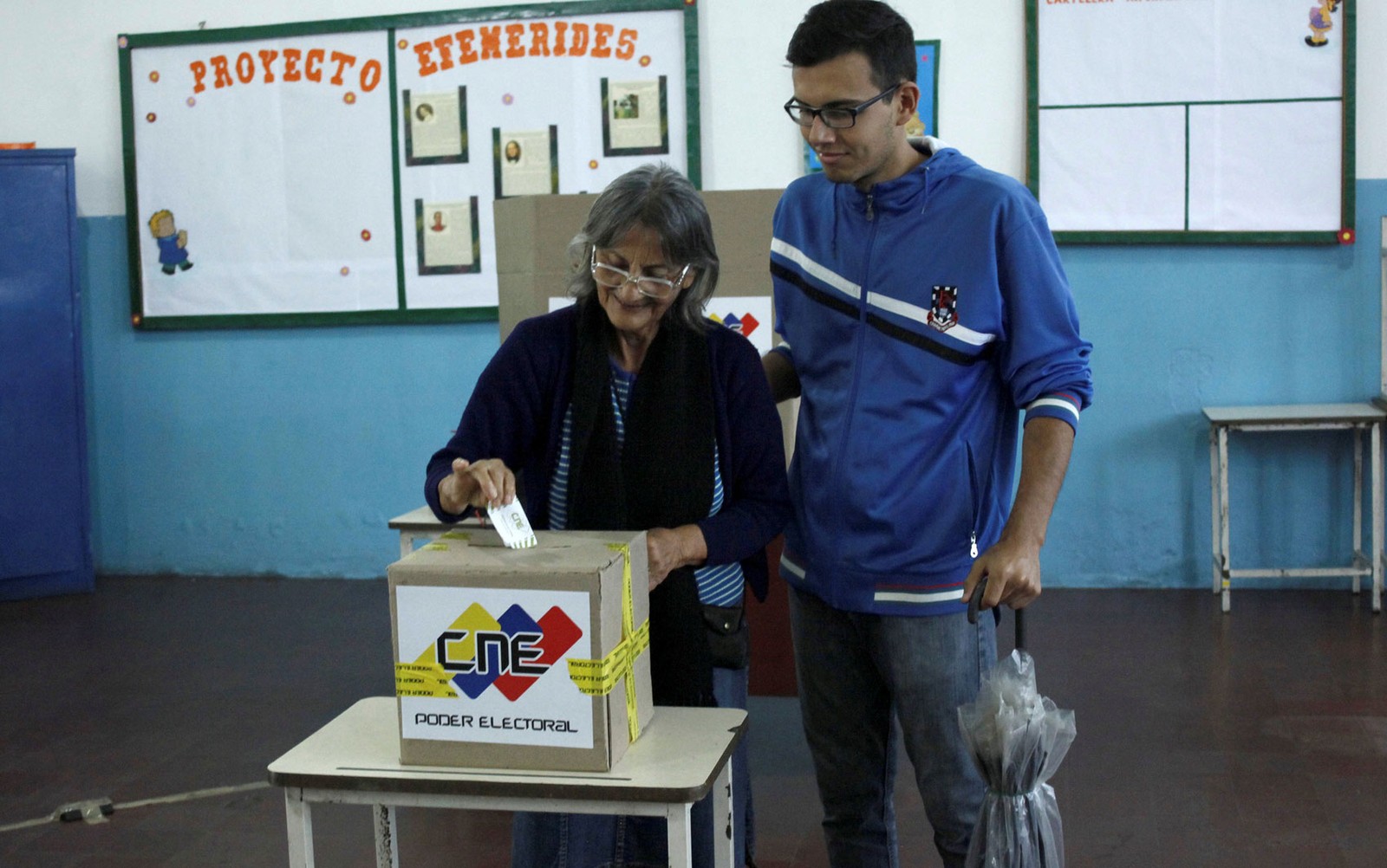 Eleitora vota durante eleição para governador em Rubio, na Venezuela, no domingo (15) (Foto: Carlos Eduardo Ramirez / Reuters)