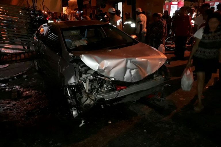 Condutor embriagado invade feira e atropela oito pessoas
