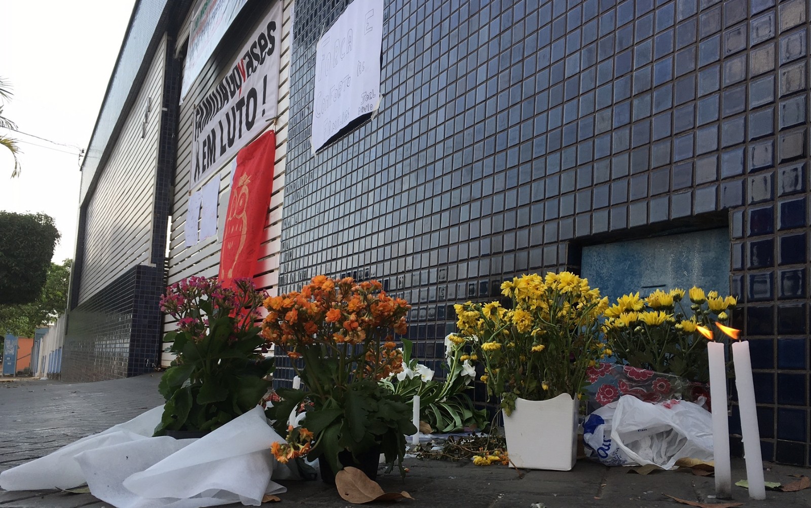 Flores, velas e mensagens de apoio são colocadas em frente ao Colégio Goyases (Foto: Sílvio Túlio/ G1)