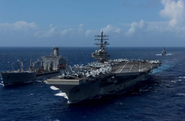 O USS Ronald Reagan (direita) é visto durante operação de reabastecimento no mar nas águas ao redor de Okinawa, sudoeste da península coreana, em foto de 9 de outubro (Foto: U.S. Navy/Mass Communication Specialist 2nd Class Kenneth Abbate/via Reuters)