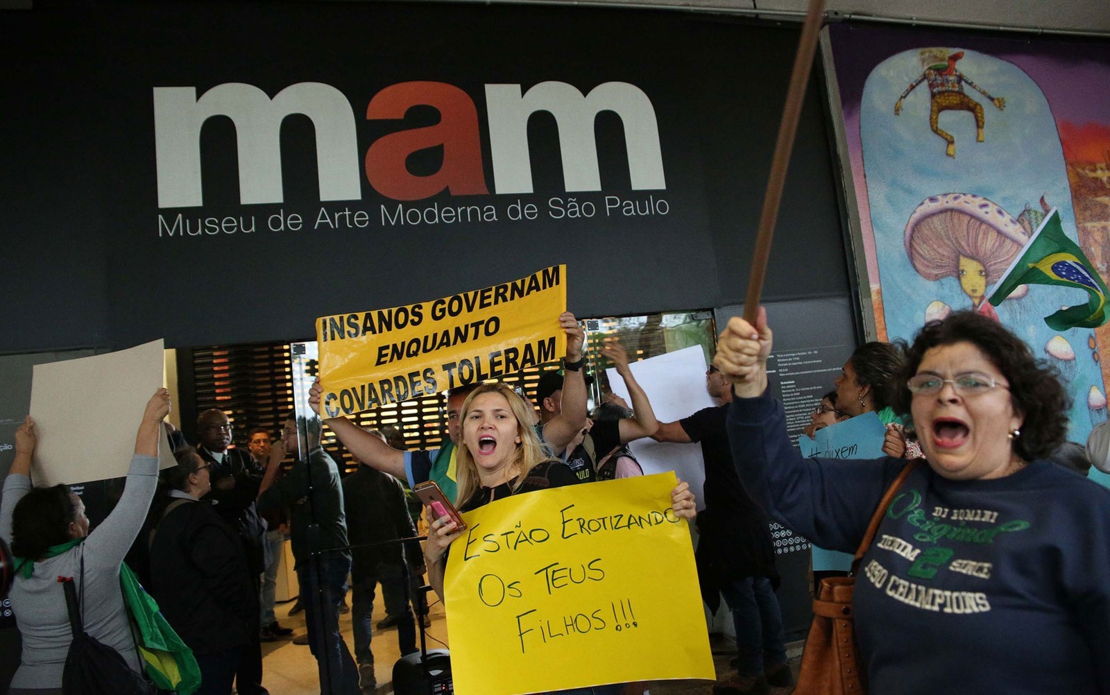 Manifestantes fazem protesto na porta do MAM, em São Paulo (Foto: Werther Santana/Estadão Conteúdo)