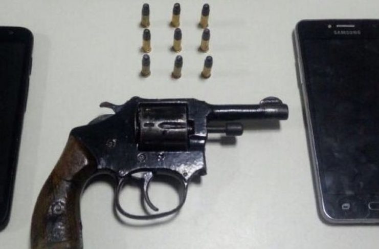 Suspeito foi preso com um revólver e nove munições (Foto: Gati, Divulgação)