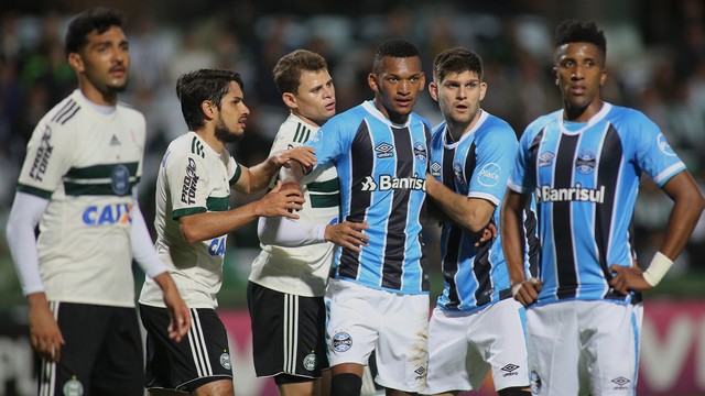 Em jogo ruim, Grêmio vence com gol no final e afunda o Coritiba no Z-4