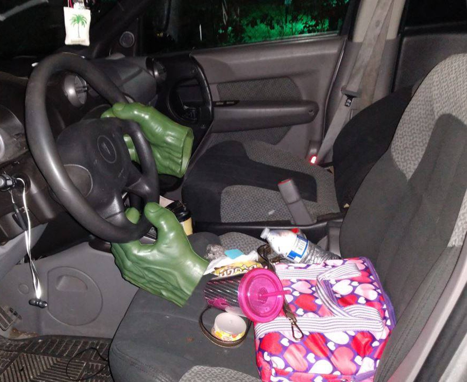 Ladrão foge para evitar flagrante e abandona 'mãos do Hulk' no volante de carro (Foto: Pasco Police/Facebook)