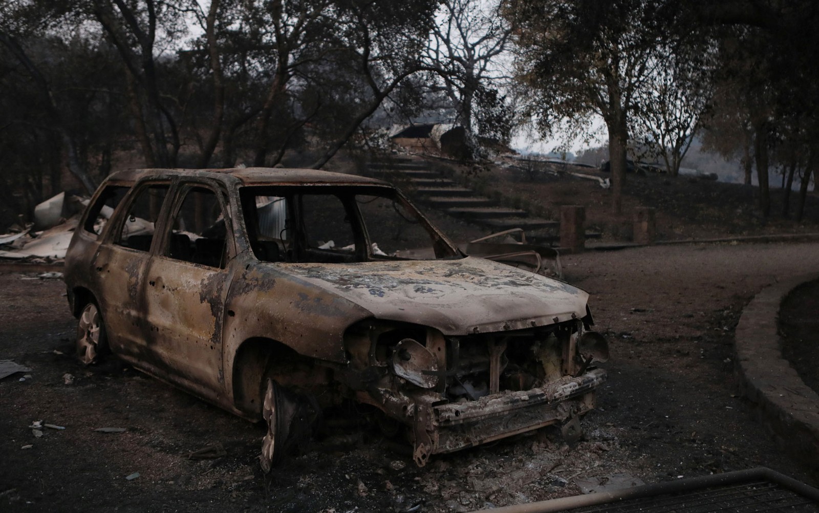Carro e casa destruídos por incêndio em Calistoga, na Califórnia, na quinta-feira (12) (Foto: Reuters/Jim Urquhart)