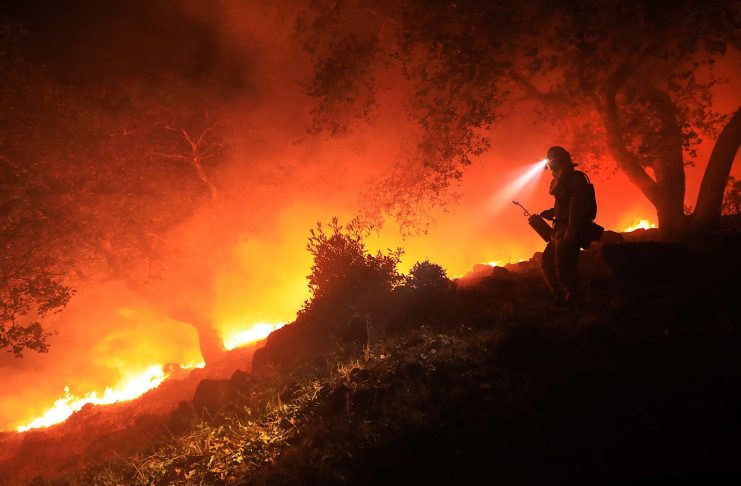 Um bombeiro é visto em incêndio em Sonoma Valley, na Califórnia, na quarta-feira (11) (Foto: Kent Porter/The Press Democrat via AP)
