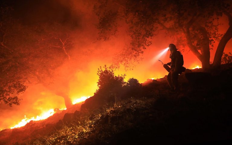 Incêndios florestais na Califórnia matam 29, em pior tragédia do tipo em 84 anos