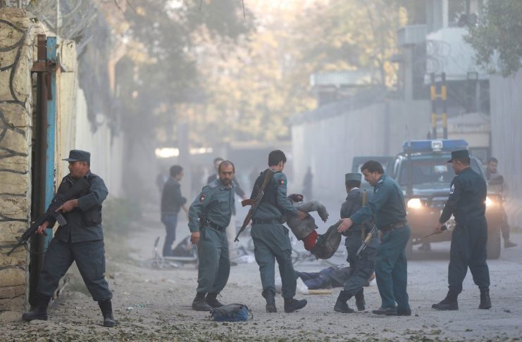 Policiais socorrem ferido após explosão em Cabul, nesta terça-feira (31) (Foto: Mohammad Ismail/ Reuters)